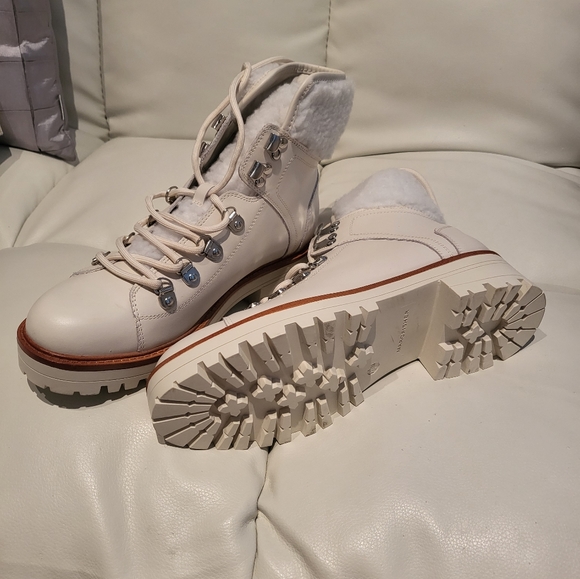 NIB Marc Fisher Leather Ivory Isalia Lug /Hiking Sole Platform Bootie size 9 - Picture 2 of 4